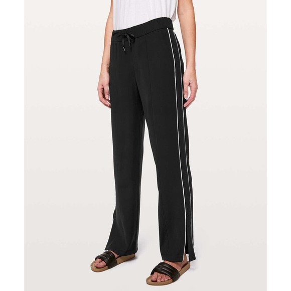lululemon athletica Pants - Lululemon Womens 4 On The Right Track Pant Solid Black Relaxed Fit Side Slit Hem